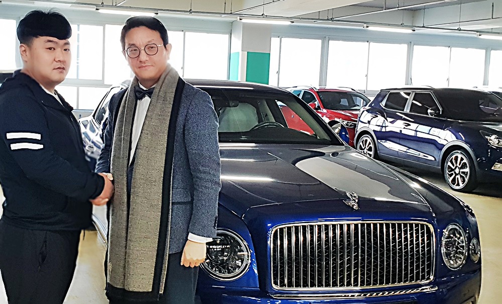 ▲제 1호 아토유니버스 IEO 프로젝트를 통해 판매를 완료한 2018년도 신차 벤트리 앞에서 하나로모터스와 가온STI파운데이션 대표들이 포즈를 취하고 있다. (왼쪽부터)하나로모터스 대표 박영민, 가온STI파운데이션 대표 이상혁.(사진제공=하나로모터스 제공)