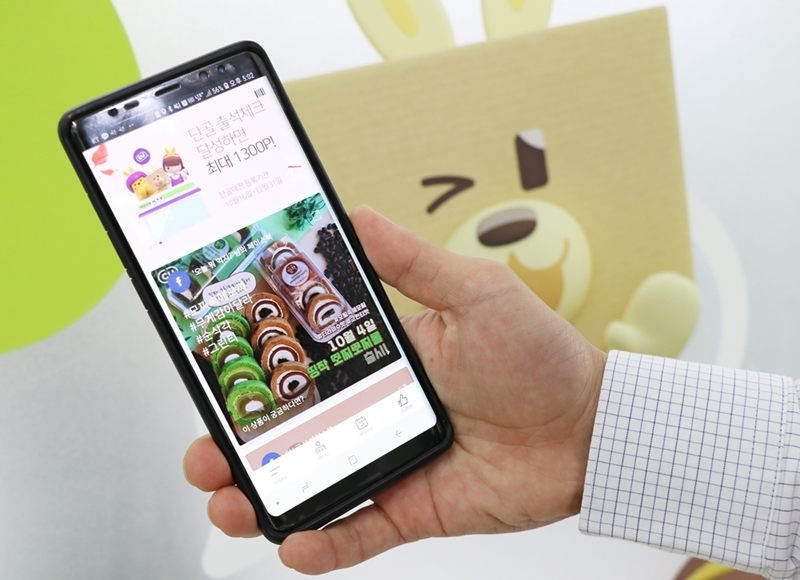 ▲편의점이 모바일 쇼핑으로 차츰 그 영역을 넓혀가고 있다. CU(씨유)는 오는 8일부터 14일까지 CU멤버십 어플인 ‘포켓CU’를 통해 미세먼지 대응 상품들을 한정 수량으로 판매한다. 최근 업태간 경계가 사라지면서 생활 속 대표적인 오프라인 소매 채널인 편의점도 모바일을 통한 O2O(Online to Offline) 판매채널 구축을 시도하고 있다. 온라인을 통해 구매하고 오프라인 점포에서 물건을 찾는 옴니 쇼핑을 구현하는 것이다. 취급 상품 역시 기존 오프라인에서 판매되던 도시락, 라면, 음료 등을 넘어 소형 가전 등 소비자 라이프스타일에 맞춘 다양한 상품으로 구색을 점진적으로 확대해 나간다는 복안이다. CU(씨유)가 이번에 판매하는 상품은 최근 사회적인 이슈가 되고 있는 미세먼지 대응 상품 3종으로 ‘마모스 미니 공기청정기’, ‘엠써큘레이터 마스크 세트’, ‘비카 에어크린 창문 필터’이며 각 500개 한정 수량으로 운영된다. 해당 상품들은 정상가보다 최대 55% 할인된 초저가로 선보이며 BC카드로 결제 시 추가 50% 할인 혜택까지 받을 수 있다. ‘마모스 미니 공기청정기(89,000원)’의 경우, 할인가 39,900원에서 BC카드 추가 할인까지 받으면 정상가의 20% 수준인 19,950원에 구매할 수 있다. ‘마모스 미니 공기청정기’는 일반 텀블러 크기의 미니 사이즈로 USB 전원 방식이기 때문에 침실, 부엌, 화장실 등은 물론 차량용으로도 사용이 가능하다. 또한, 3단계 고성능 필터로 360도 공기 청정이 되며 은은한 LED 무드등이 탑재되어 있다. ‘엠써큘레이터 마스크 세트(정상가 39,000원>할인가 29,900원>추가할인가 14,950원)’는 마스크 전용 환풍기(써큘레이터)가 장착된 고성능 마스크다. 마스크 10개와 탈부착 및 충전 사용이 가능한 써큘레이터 1개로 구성되어 있다. ‘비카 에어크린 창문필터(정상가 9,000원>할인가 5,800원>추가할인가 2,900원)’는 외부 미세먼지와 오염된 공기를 거르는 폭 120cm, 길이 300cm의 창문 전용 필터로 통풍과 미세먼지 차단을 동시에 해결할 수 있다. 해당 상품들은 포켓CU에서 예약구매 형태로 판매되며 원하는 상품과 이를 수령할 CU(씨유) 점포를 선택, 결제하면 구매교환권이 바로 발급된다. 이후 이달 21일~27일 지정한 점포에 방문해 상품을 픽업하면 된다. 모든 구매 고객에게는 ‘봄이몬지’ KF94 인증 마스크 신상품(1매)을 증정한다. BGF리테일은 앞으로도 포켓CU를 통해 주요 고객들의 니즈를 분석한 테마별 상품들을 선정하여 O2O 판매를 정기적으로 펼쳐나갈 계획이다. 해당 상품들은 초저가로 고객의 알뜰 쇼핑을 돕고 가맹점 수익도 높여 1석 2조의 효과를 거둘 것으로 기대하고 있다. BGF리테일 연정욱 마케팅팀장은 “소비자들의 변화하는 쇼핑 트렌드에 맞춰 그 동안 오프라인에 국한된 편의점 상권을 모바일, 온라인쪽으로 넓히기 위한 노력을 꾸준히 하고 있다”며 “고객 편의와 함께 가맹점의 매출을 향상 시킬 수 있는 다양한 서비스와 프로모션을 기획 중”이라고 말했다. 포켓CU 멤버십 어플.(사진제공=CU)