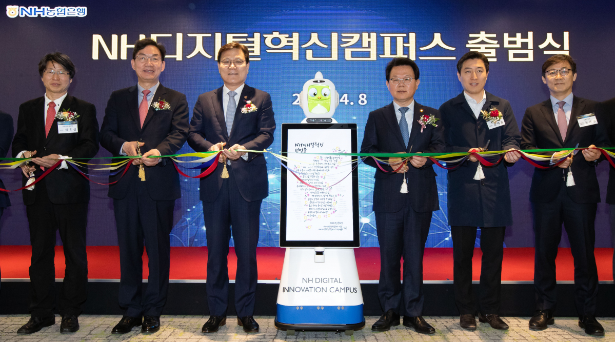 ▲최종구 금융위원장(왼쪽에서 세 번째)과 김광수 NH농협금융지주 회장(왼쪽에서 네 번째) 등이 8일 서울 서초구에서 열린 NH디지털혁신캠퍼스 출범식에 참석해 기념 테이프를 자르고 있다. (왼쪽부터) 정유신 핀테크지원센터장, 이대훈 NH농협은행장, 최종구 금융위원장, 김광수 NH농협금융지주 회장, 김대윤 핀테크산업협회장, 권대영 금융위 금융혁신기획단장.(사진제공=금융위원회)