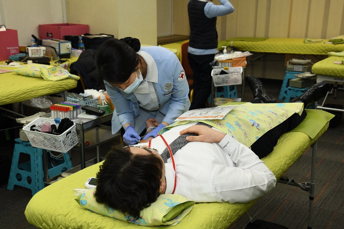 ▲한미약품 임직원이 지난 2일 본사에서 열린 헌혈 캠페인에 참여하고 있다.(사진제공=한미약품)