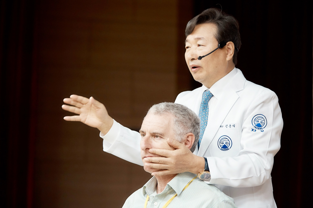 ▲자생한방병원 신준식 박사가‘2019세계수기근골의학연합회 서울 컨퍼런스’에서 국내외수기요법전문가를대상으로 추나요법 강연을 펼치고 있다.(자생한방병원)