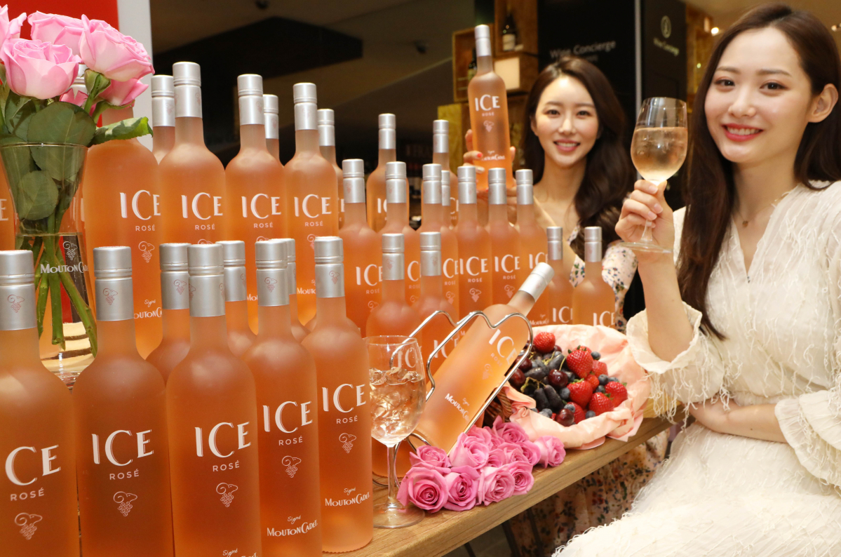 ▲8일 오전 롯데백화점 소공동 본점에서 모델들이 무똥 까데 아이스 로제 와인을 소개하고 있다.(사진제공=롯데백화점)