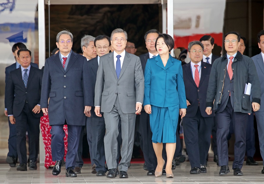 ▲문재인 대통령과 부인 김정숙 여사가 3월 10일 경기도 성남 서울공항을 통해 브루나이로 출발 전 환송 나온 더불어민주당 이해찬 대표, 김부겸 행정안전부 장관, 노영민 비서실장 등 환송 인사들과 함께 이동하고 있다.(연합뉴스)