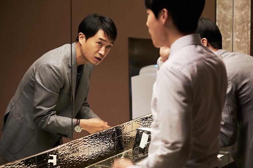 ▲금융감독원의 사냥개 한지철(조우진 분)은 번호표(유지태 분)와 일현(류준열 분) 간의 수상한 거래를 눈치채고, 이 둘을 계속해서 추적해 나간다. (사진제공=쇼박스)