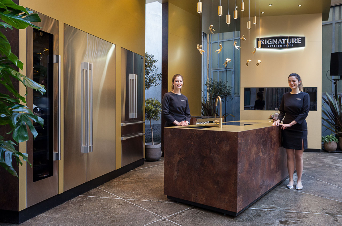 ▲LG전자가 9~14일(현지시간) 이탈리아 밀라노에서 열리는 ‘밀라노 디자인 위크 2019’에 참가한다. 모델이 초프리미엄 빌트인 '시그니처 키친 스위트' 전시관의 '가든 키친'을 소개하고 있다.(사진제공=LG전자)