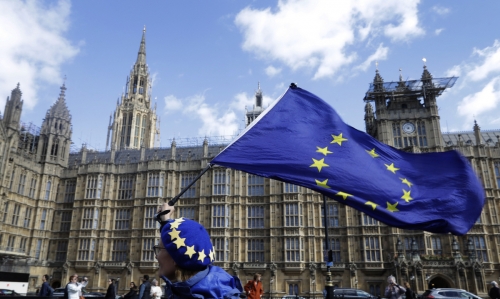 ▲브렉시트 반대 시위대가 영국 런던 의회 밖에서 유럽연합(EU) 깃발을 흔들고 있다. 런던/AP뉴시스
