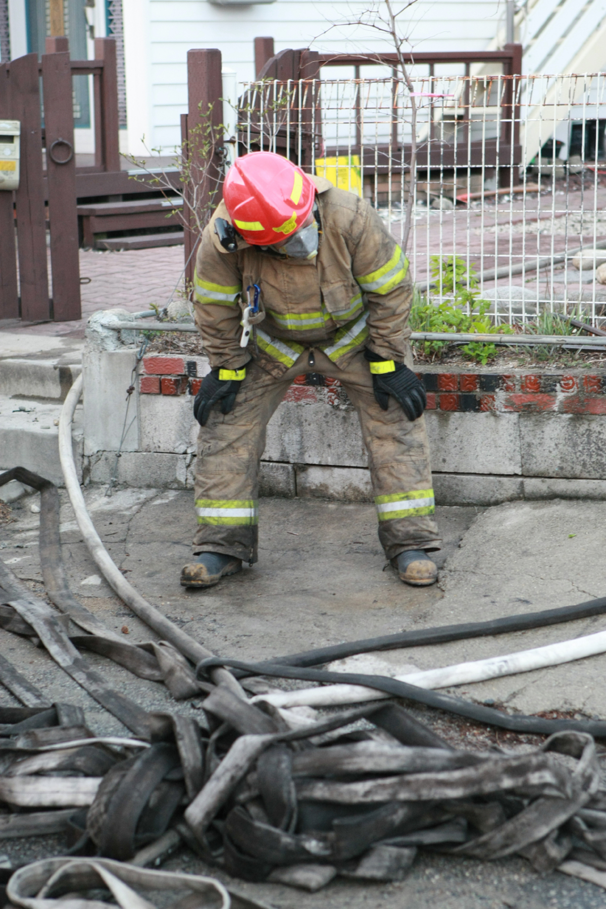 ▲지난 4일 오후 7시 17분께 강원 고성에서 발생한 산불이 속초시 영랑호 주변까지 번져 소방관이 불을 끄다 잠시 숨을 돌리고 있다. (뉴시스)