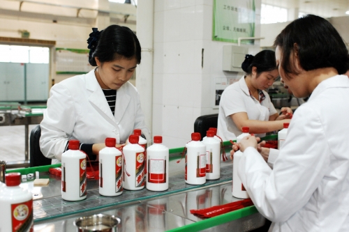 ▲중국 구이저우성 런화이시의 마오타이 공장에서 근로자들이 포장 작업을 하고 있다. 마오타이는 최근 실적 호조와 외국인 투자자들의 유입으로 주가가 고공행진을 하고 있다. 런화이/신화뉴시스
