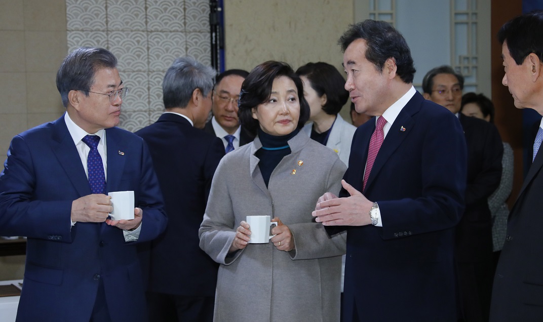 ▲문재인 대통령이 9일 오전 청와대에서 열린 국무회의 전 열린 차담회에서 이낙연 국무총리와 얘기를 나누고 있다. 가운데는 박영선 신임 중소벤처기업부 장관.(연합뉴스)