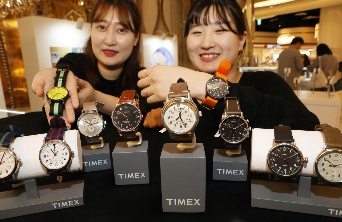 ▲9일 롯데백화점 잠실점 에비뉴엘에서 모델들이 타이맥스 시계를 선보이고 있다.(사진제공=롯데백화점)