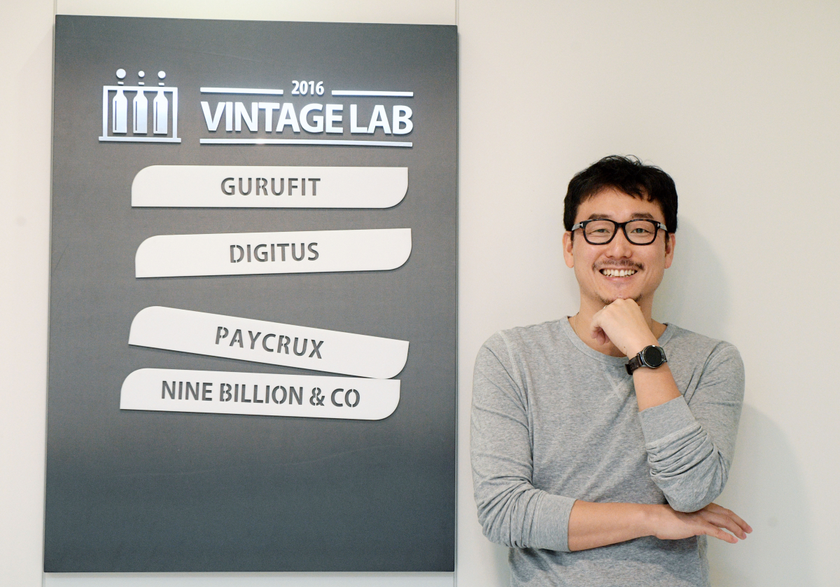 ▲김태근 빈티지랩 대표가 서울 강남구 사무실에서 이투데이와 인터뷰에 앞서 포즈를 취하고 있다. 고이란 기자 photoeran@