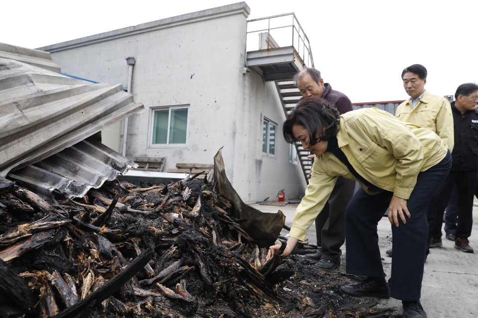 ▲박영선 중기부 장관이 강원 산불피해기업을 방문해 현장을 둘러보고 있다. 사진제공 중소벤처기업부