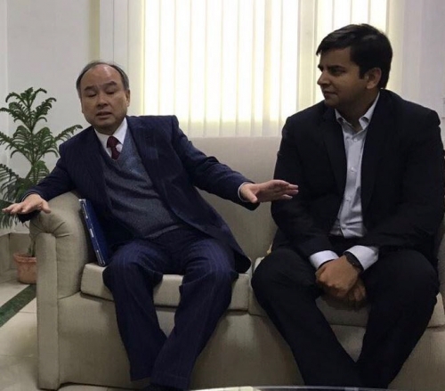 ▲손정의(왼쪽) 일본 소프트뱅크 회장과 바비쉬 아가르왈 인도 올라 CEO가 인도 차량공유시장에 대해 의견을 나누고 있다. 출처 아가르왈 트위터
