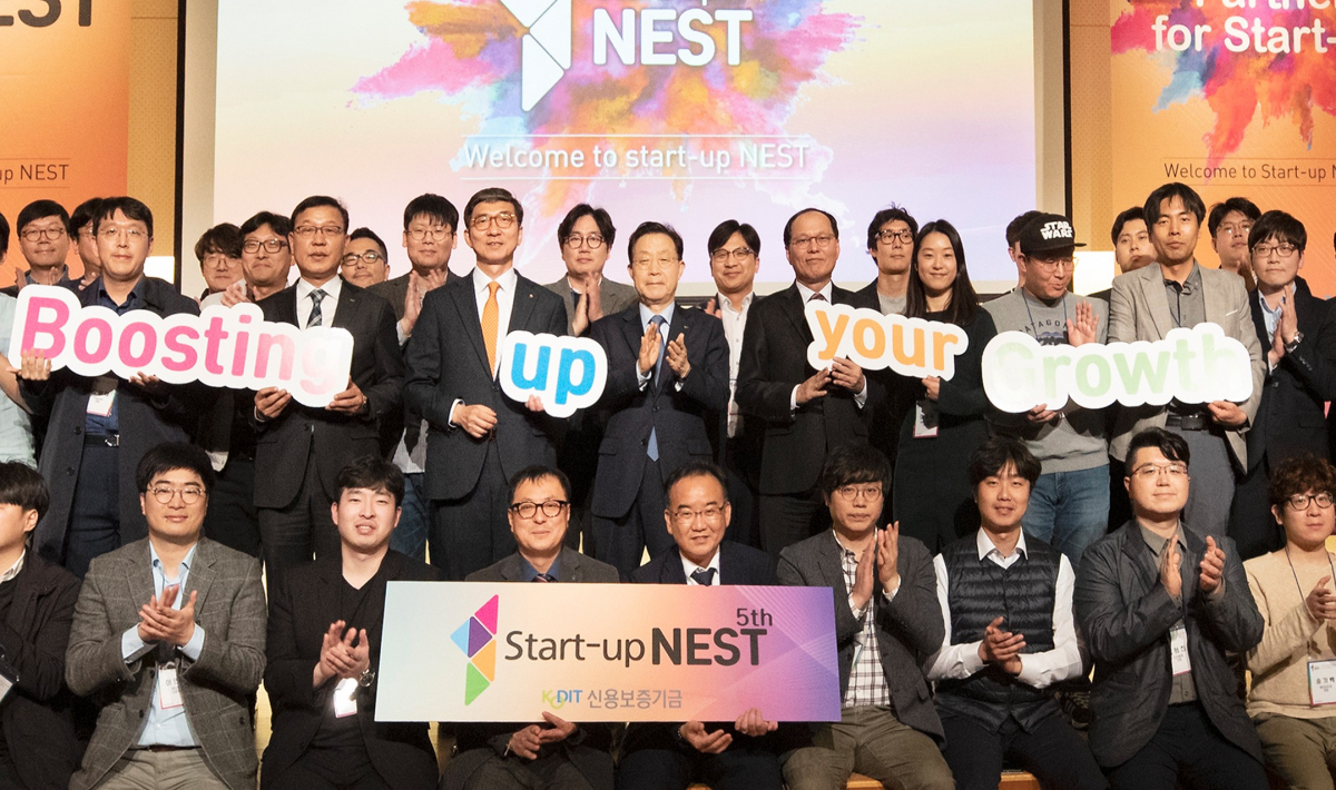 ▲윤대희(뒷줄 가운데) 신용보증기금 이사장이 9일 서울 페럼타워에서 열린 '스타트업 네스트 제5기 발대식'에서 참석자들과 기념촬영을 하고 있다.(사진제공=신용보증기금)