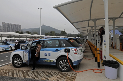 ▲중국 광둥성 선전의 공공 전기충전소에서 전기 택시들이 충전하고 있다. 선전/AP뉴시스
