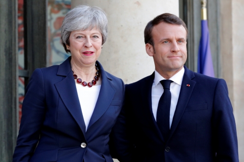 ▲에마뉘엘 마크롱(오른쪽) 프랑스 대통령이 9일(현지시간) 파리 엘리제궁을 찾은 테리사 메이 영국 총리를 맞이하고 있다. 파리/로이터연합뉴스 