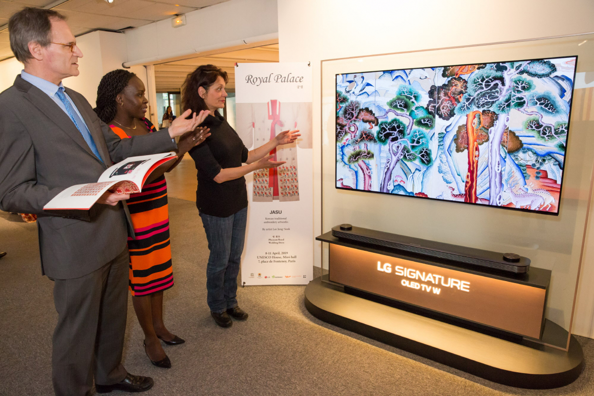 ▲LG전자가 8일부터 사흘간 프랑스 파리에 위치한 유네스코본부 전시장에서 열리는 궁중자수 전시회에 ‘LG 시그니처 올레드 TV W’를 설치했다. 관람객들이 올레드 TV를 통해 한국 전통자수의 섬세함과 화려한 색채를 감상하고 있다.(사진제공=LG전자)