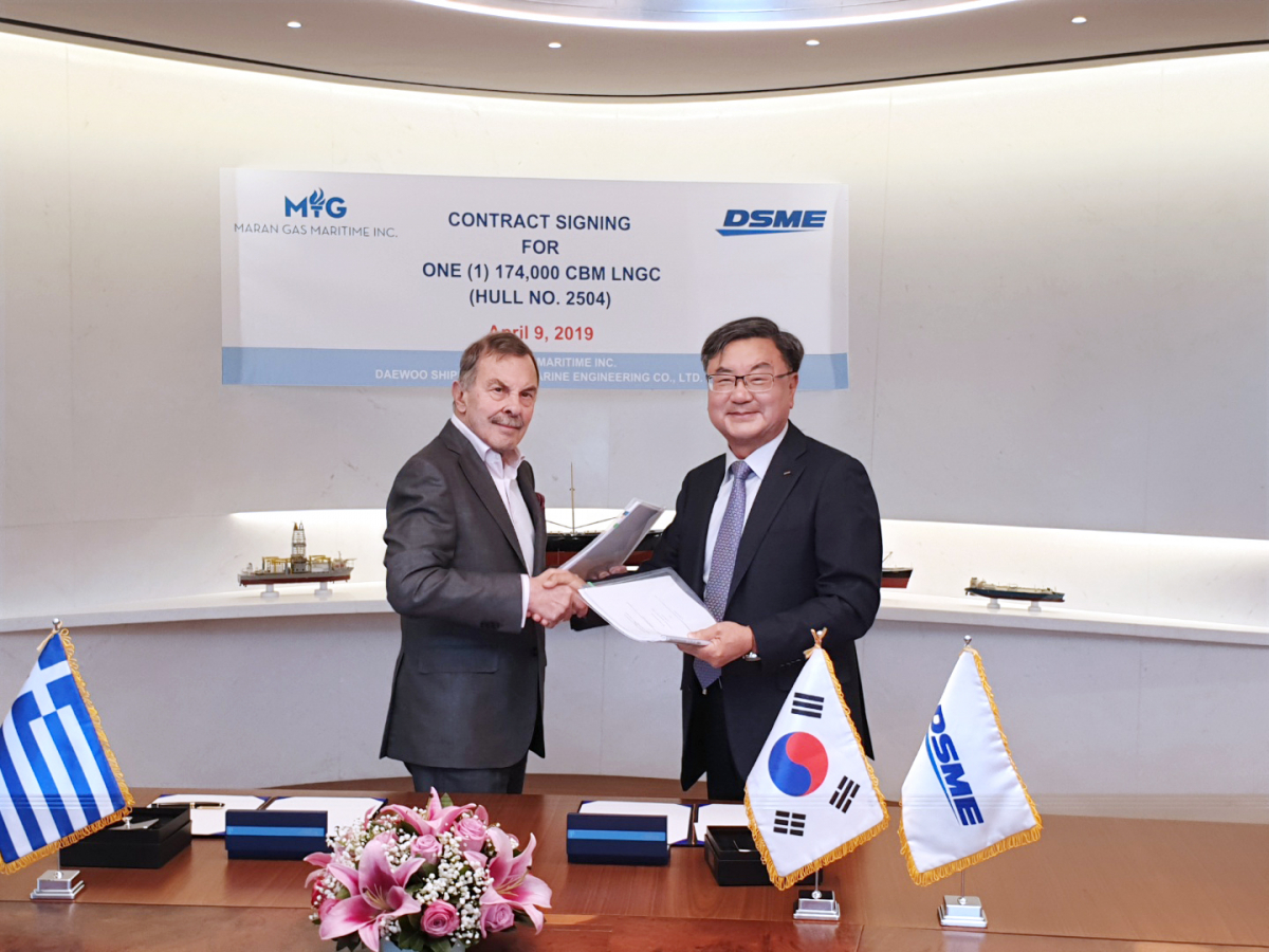 ▲9일(현지시간) 그리스에서 대우조선해양 이성근 사장(오른쪽)과 안젤리쿠시스 그룹 존 안젤리쿠시스 회장이 LNG운반선건조 계약서에 서명한 뒤 악수를 하고있다. (사진제공=대우조선해양)