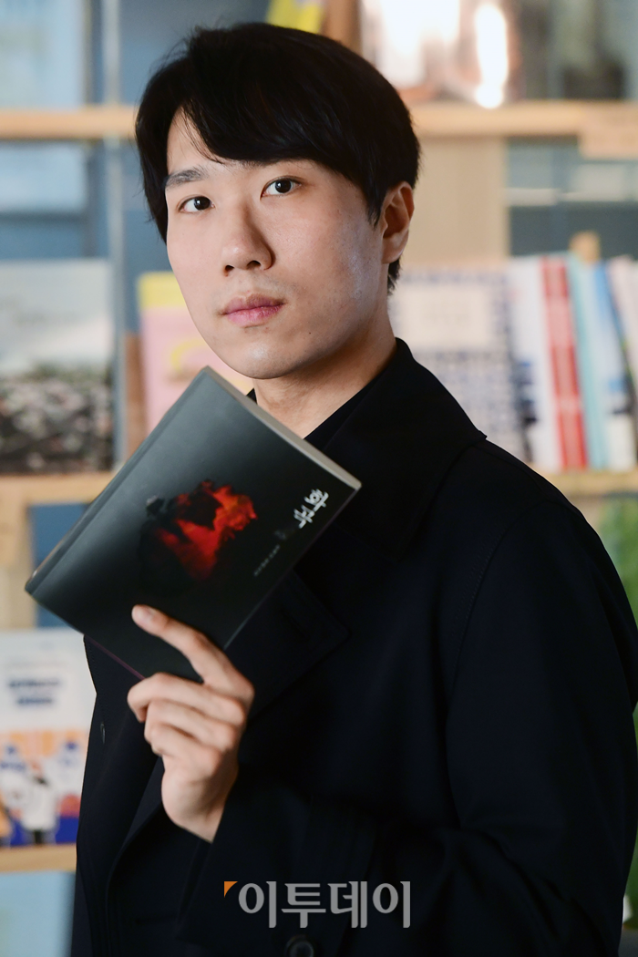 ▲소설가 윤재성 씨가 3일 서울 서초구 방배천로의 한 카페에서 이투데이와 두 번째 장편소설 '화곡' 출간 기념 인터뷰에 앞서 포즈를 취하고 있다. 고이란 기자 photoeran@
