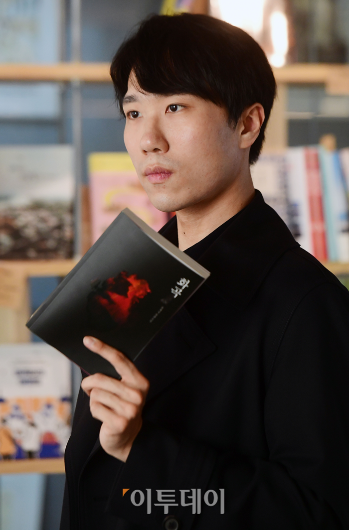 ▲윤 작가는 "'화곡'을 통해 가장 인간다운 모습을 보여주고 싶었다"고 말했다. 고이란 기자 photoeran@