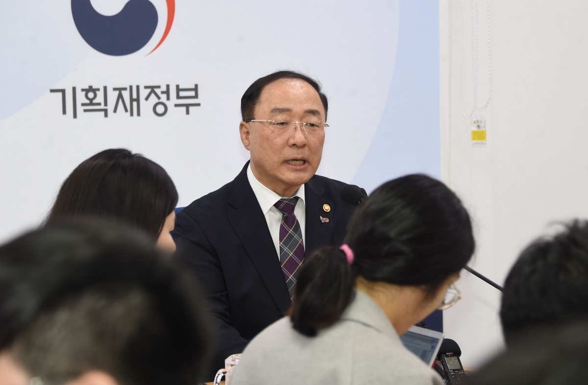 ▲홍남기 경제부총리 겸 기획재정부 장관이 10일 정부세종청사에서 기자간담회를 열고 모두발언을 하고 있다.(사진제공=기획재정부)