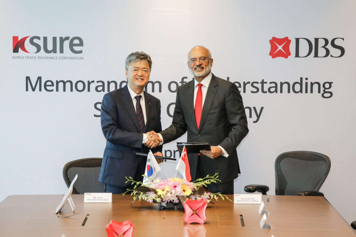 ▲이인호 한국무역보험공사 사장(왼쪽)이 10일(현지시간) 싱가포르개발은행 본사에서 피유쉬 굽타(Piyush Gupta) 싱가포르개발은행 행장과 업무협약 체결 후 기념 촬영을 하고 있다.(한국무역보험공사)