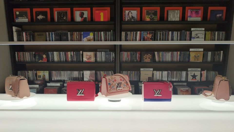 ▲바이닐앤플라스틱 내 음반과 함께 전시된 루이비통 트위스트 백(박미선 기자 only@)