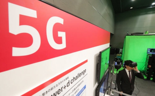 ▲일본 NTT도코모의 5G 관련 전시회에서 관람객이 가상현실(VR) 기기로 체험해보고 있다. 출처 니혼게이자이신문