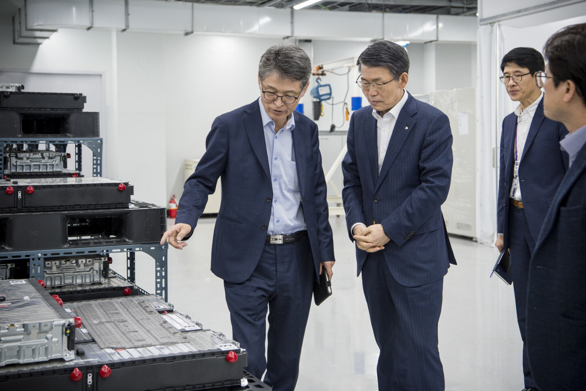 ▲은성수(왼쪽 두 번째) 수출입은행장이 10일 충북 청주시 소재 파워로직스를 찾아 김원남(맨 왼쪽) 대표로부터 사업 설명을 듣고 있다.(사진제공=수출입은행)