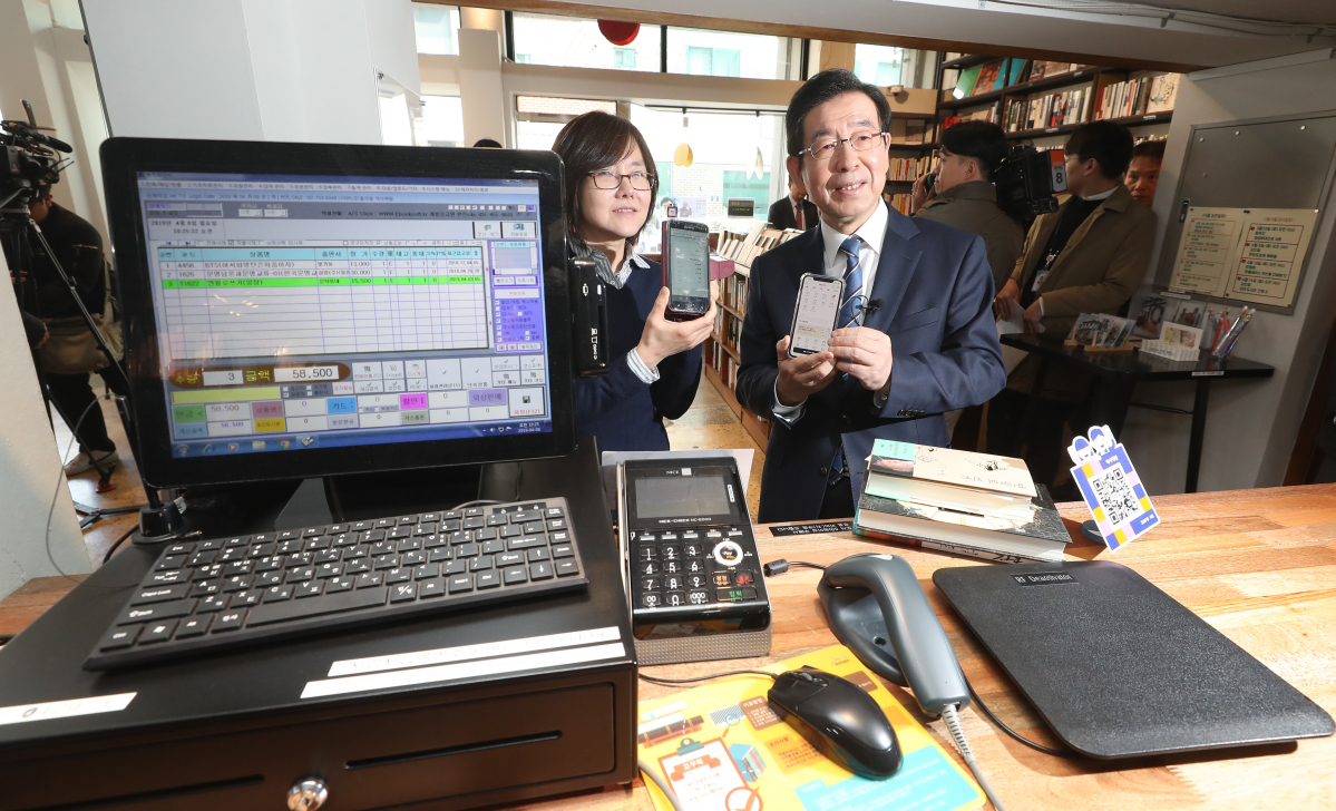 ▲서울 '제로페이 가맹점' 5개월만 10만호 돌파 (서울=연합뉴스) 김도훈 기자 = 박원순 서울시장이 8일 오전 서울 종로구에 위치한 제로페이 10만번째 가맹점인 역사책방에서 시연을 하고 있다. 서울시는 제로페이 시범서비스에 앞서 작년 10월 29일 가맹점 모집을 시작한 결과 5개월 만에 가맹점 10만호(4월 1일 기준)를 돌파했다.2019.4.8 superdoo82@yna.co.kr/2019-04-08 10:44:09/<저작권자 ⓒ 1980-2019 ㈜연합뉴스. 무단 전재 재배포 금지.>(연합뉴스)