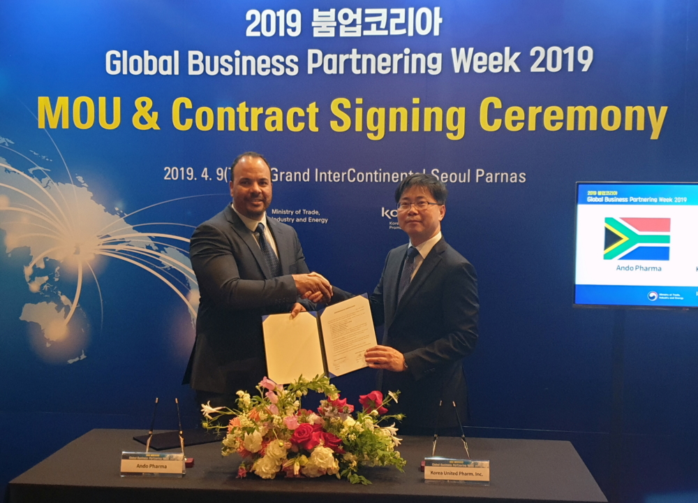 ▲조한선 한국유나이티드제약 해외영업팀장(오른쪽)과 크레이그 브라프 안도 파마 사장이 지난 9일 그랜드 인터컨티넨탈 서울 파라나스에서 열린 업무협약 체결식에서 기념사진을 촬영하고 있다.(사진제공=한국유나이티드제약)
