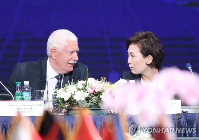 ▲타데우쉬 쇼즈다(왼쪽) 국제철도협력기구(OSJD) 의장이 올해 4월 11일 오전 서울 롯데호텔에서 OSJD 사장단회의 개회식에서 김현미 국토교통부 장관과 이야기를 나누고 있다.(연합뉴스)