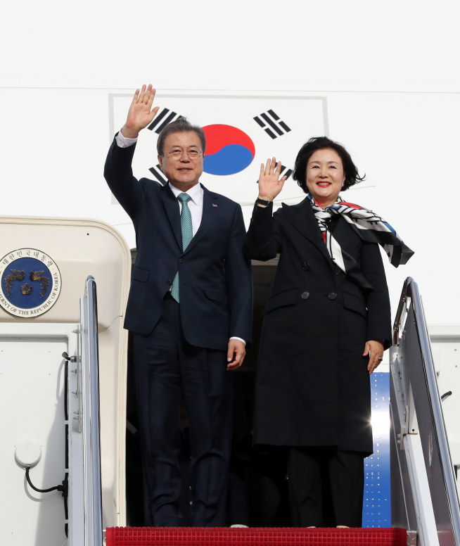 ▲문재인 대통령과 부인 김정숙 여사가 10일(현지시간) 미국 워싱턴 앤드류스 공군기지에 도착해 인사하고 있다(사진=연합뉴스)