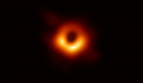 ▲인류 역사상 최초로 촬영된 블랙홀 이미지. 로이터연합뉴스 
