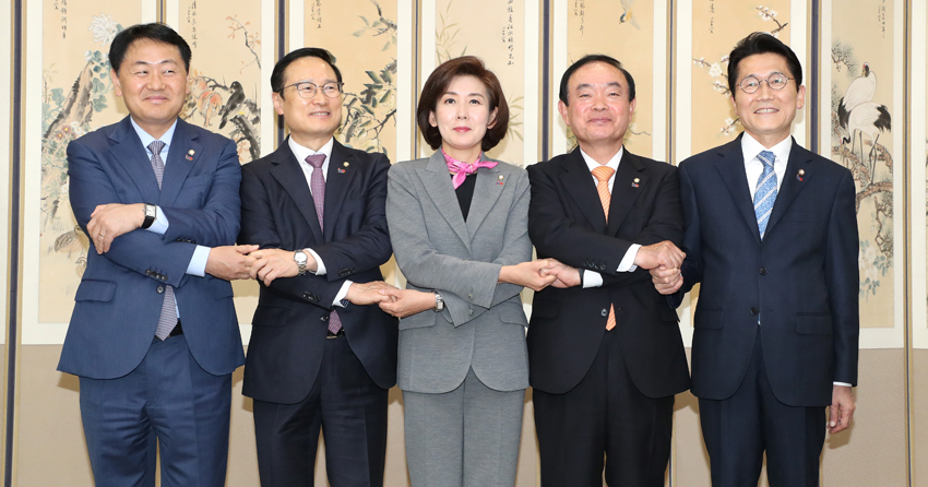 ▲6조 원대 추가경정예산안이 4월 임시국회의 쟁점으로 부상했다. 왼쪽부터 바른미래당 김관영, 더불어민주당 홍영표, 자유한국당 나경원, 민주평화당 장병완, 정의당 윤소하 원내대표.(연합뉴스)