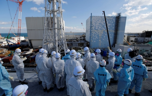 ▲일본 후쿠시마 제1원자력발전소 앞에서 2016년 2월 10일(현지시간) 도쿄전력 관계자들이 브리핑을 받고 있다. 로이터/연합뉴스 
