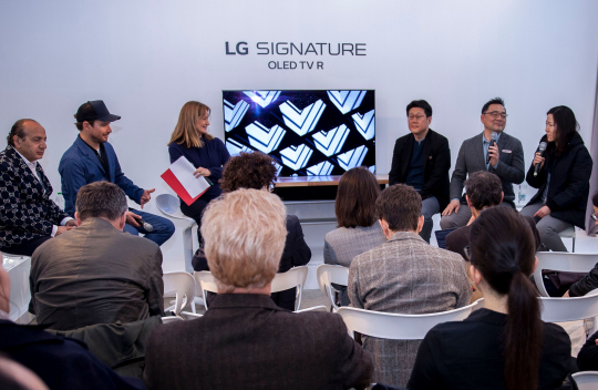 ▲LG전자는 11일(현지시간) 'LG 시그니처' 전시관에 '밀라노 디자인 위크'를 방문한 디자인 분야  미디어, 인플루언서 등을 초청해  디자인 토크를 진행했다. (사진제공=LG전자)