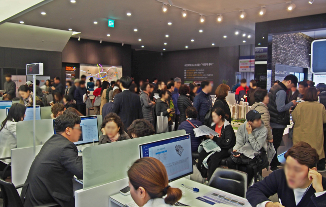 ▲한양수자인 구리역 견본주택을 찾은 방문객들이 내부를 둘러보고 있다(사진=한양)