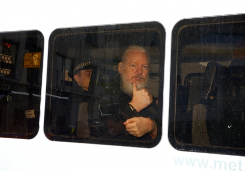▲줄리안 어산지 위키리크스 설립자가 11일(현지시간) 영국 런던 에콰도르 대사관 밖에서 런던 경찰에 체포된 후 경찰 승합차를 타고 있는 모습. 런던/로이터연합뉴스
