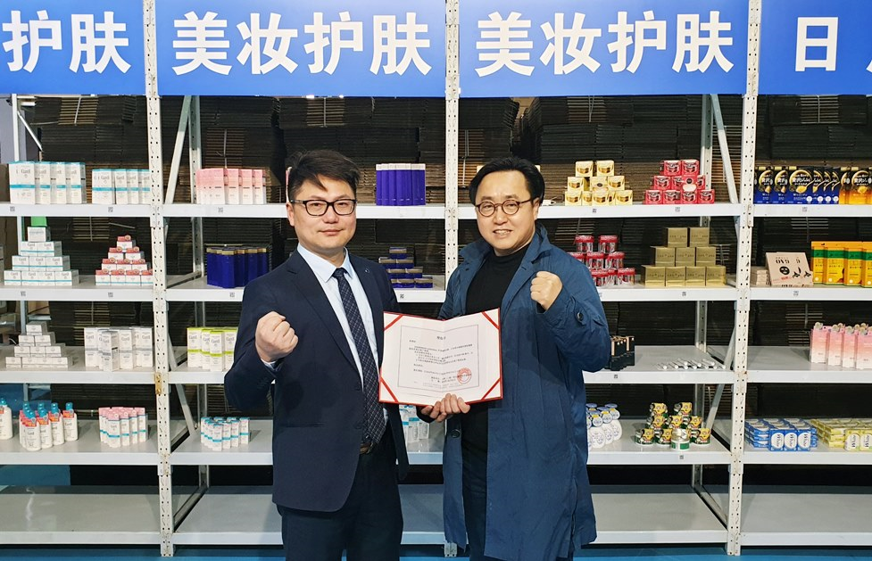 ▲상해 보세구에서 란왕그룹 대표와 시노코리안 대표가 ‘콰징전자상거래 운영합작’을 위한 협약식을 맺는 모습. (왼쪽부터)란왕그룹 대표 차이웨이징과 시노코리안 박영만 대표.(사진제공=시노코리안)