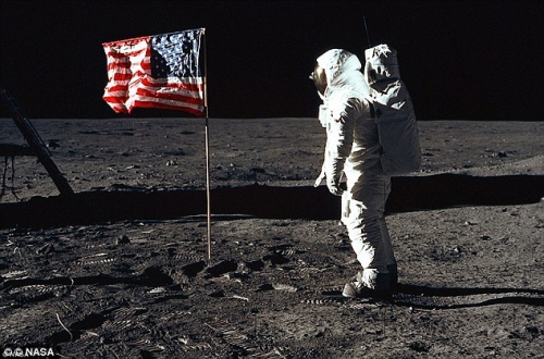 ▲1969년 7월 20일 인류 최초로 달 표면 착륙에 성공한 우주선 아폴로 11호에서 우주인 닐 암스트롱이 내려 달 표면에 미국 성조기를 꽂는 모습. 출처 나사
