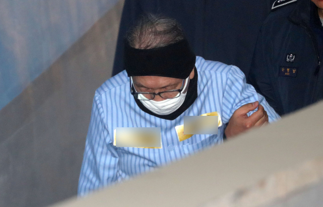 ▲박근혜 정부 시절 보수단체 지원을 강요하는 등 이른바 '화이트리스트'를 주도한 혐의로 재판에 넘겨진 김기춘 전 대통령 비서실장이 항소심 선고 공판에 출석하기 위해 12일 오후 서울 서초구 서울고등법원 법정으로 향하고 있다. (뉴시스)