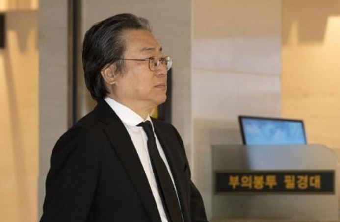 ▲고 조양호 한진그룹 회장의 동생인 조정호(사남) 메리츠금융지주 회장이 13일 오후 서울 서대문구 신촌세브란스 장례식장에 마련된 조 회장의 빈소에 들어서고 있다.  (연합뉴스)