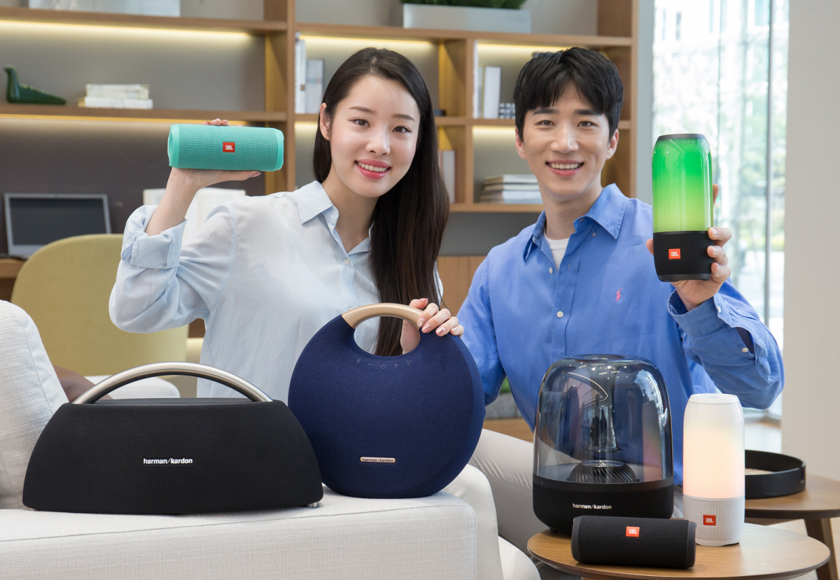 ▲삼성전자가 2016년에 인수한 하만이 글로벌 무선 스피커 시장에서 4년 연속으로 1위를 달성했다. 시장조사기관 퓨처소스 컨설팅에 따르면 하만은 지난 해 무선 스피커 시장에서 수량 기준 35.7%의 점유율을 기록했다.(사진제공 삼성전자)