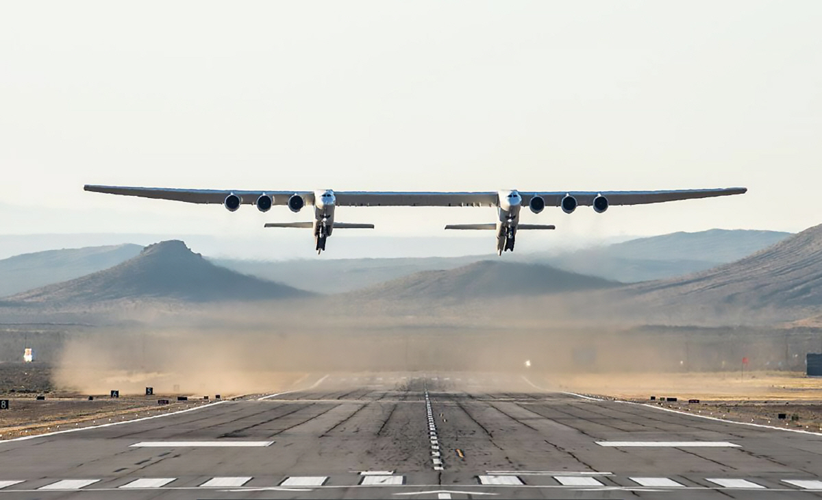 ▲세계 최대 크기의 제트기 ‘스트래토론치’가 13일(현지시간) 미국 캘리포니아주 모하비 공항에서 날아오르고 있다. 모하비/AFP연합뉴스