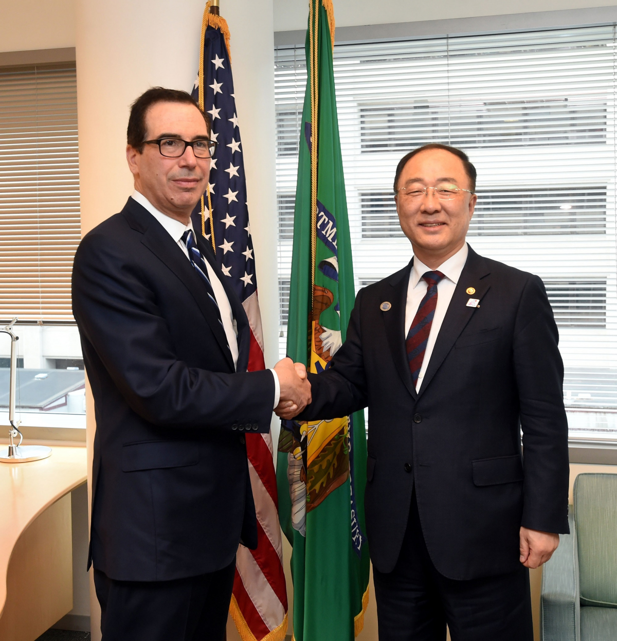▲주요 20개국(G20) 재부장관·중앙은행총재 회의 및 국제통화기금(IMF)·세계은행(WB) 춘계회의 참석차 미국 워싱턴 DC를 방문 중인 홍남기 경제부총리 겸 기획재정부 장관이 13일(현지시간) 스티븐 므누친(Steven Terner Mnuchin) 미국 재무장관과 면담에 앞서 인사를 나누고 있다.(사진제공=기획재정부)