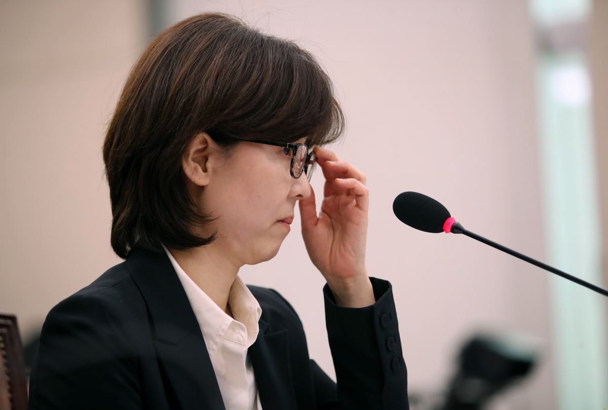 ▲이미선 헌법재판관 후보자가 10일 오전 여의도 국회에서 열린 법제사법위원회 인사청문회에서 안경을 고쳐 쓰고 있다.(사진=연합뉴스)