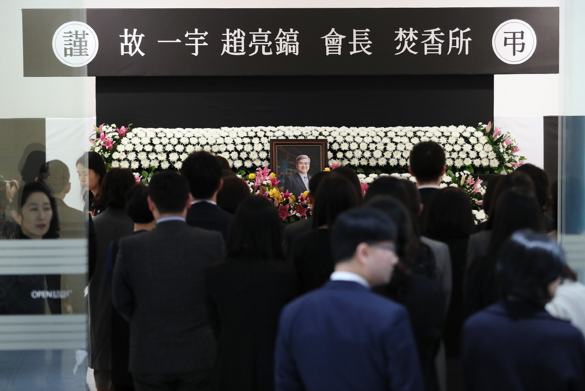 ▲12일 오후 서울 대한항공 서소문 사옥에 마련된 고 조양호 한진그룹 회장의 빈소에서 직원들이 조문을 하고 있다. 8일 미국에서 숙환으로 별세한 조 회장의 장례는 이날부터 5일장으로 서울 신촌 세브란스병원에서 치러진다. 연합뉴스