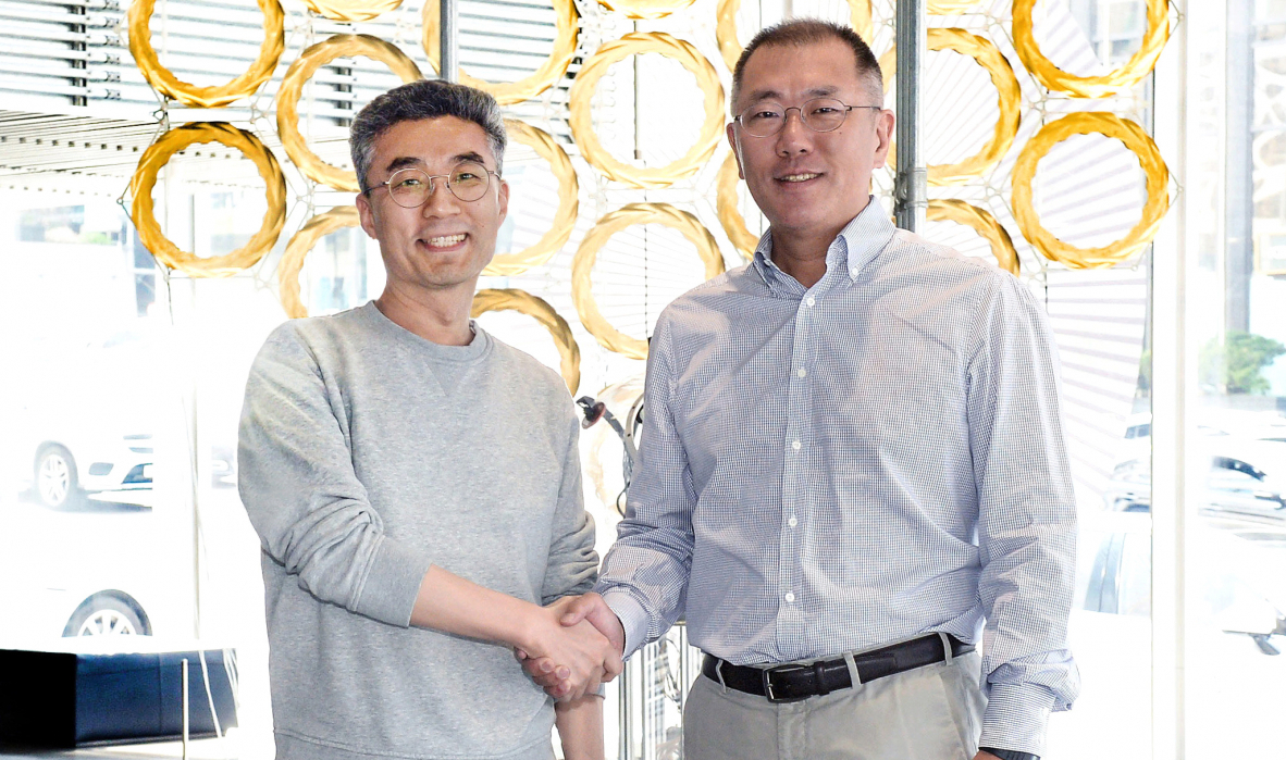 ▲현대차가 네이버 CTO 출신 송창현 대표가 설립한 스타트업 '코드42'에 전략 투자하고 미래 모빌리티 분야에서 상호 다각적인 협력에 나선다. 사진은 정의선 수석부회장(사진 우측)과 코드42 송창현 대표가 논현동에 위치한 ‘현대모터스튜디오 서울’에서 만나 의견을 나눈 뒤 기념촬영을 하고 있는 모습. (사진제공=현대차)