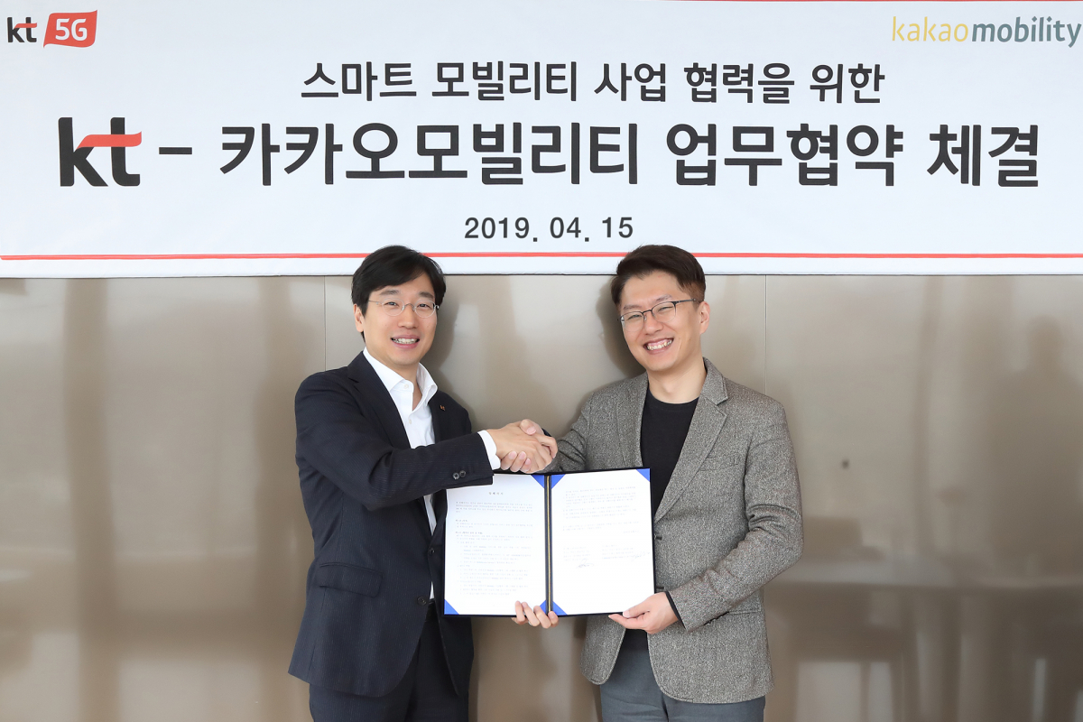 ▲KT Connected Car Biz Center 최강림 상무(왼쪽)와 카카오모빌리티 전략부문 류긍선 부사장(오른쪽)이 스마트 모빌리티 사업 공동 추진을 위한 업무협약을 체결하고, 기념촬영을 하고 있다.(사진제공= KT)